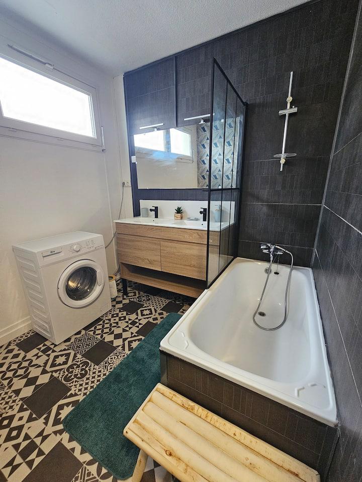 L'Atelier d'Ardoise — Salle de bain contemporaine en gestion à Quiberon